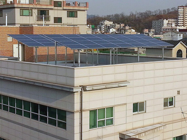 건물옥상에 태양광발전 설비가 설치돼 있다. (솔라투데이 자료사진)