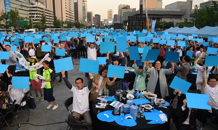 지난 27일 개최된 미세먼지 대토론회에서 푸른하늘을 기원하는 카드섹션이 펼쳐지고 있다.[사진=서울시]