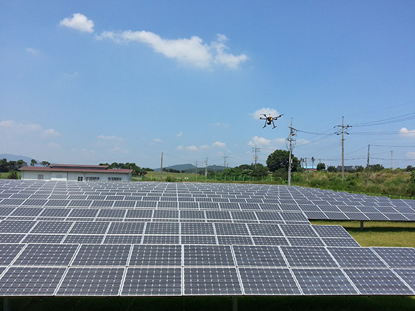 최근 드론을 활용해 태양광발전 모니터링을 진행하기도 한다. [사진=탑인프라]