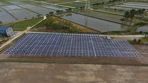 경남 고성에 농사를 지으면서 태양광발전을 할 수 영농형 태양광발전 설비가 설치됐다. [사진=한국남동발전]