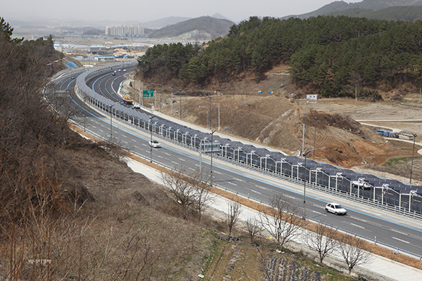 세종시와 대전시를 잇는 자전거도로에는 태양광발전 시설이 설치돼 있다. [사진=행복청]