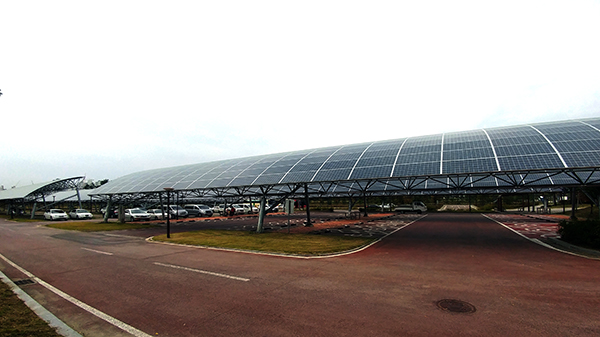 행복청은 2014년 호수공원 주차장을 활용해 태양광발전 시설을 설치했다. [사진=행복청]