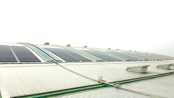 제2여객터미널 지붕에 설치된 태양광발전 전경 [사진=인천공항공사]