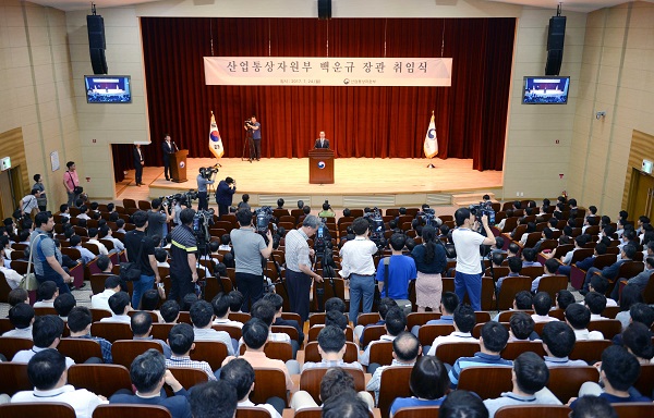 산업통상자원부 백운규 장관이 24일 공식 취임했다. [사진=산업부]