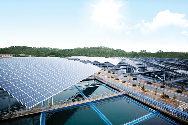 OCI가 건설한 5MW 규모의 서울 암사아리수 정수장 태양광발전 설비 전경 [사진=OCI]