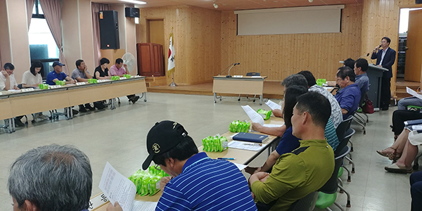 함양군 관계자가 농가소득 창출을 위한 '에너지 농장 사업'에 대해 함양읍 이장단회의에서 사업 설명회를 진행했다. [사진=함양군청]