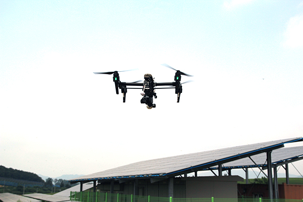 드론을 통해 태양광발전 시설을 모니터링 하는 모습[사진=솔라투데이]
