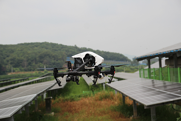 열화상 카메라를 장착한 드론이 태양광발전소를 점검하고있다. [사진=솔라투데이 탄소제로]