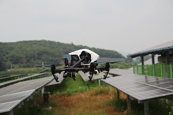 탑인프라는 열화상 카메라를 장착한 드론을 통해 태양광발전소 전반의 상황을 모니터하고 조치하고 있다.[사진=솔라투데이 탄소제로]