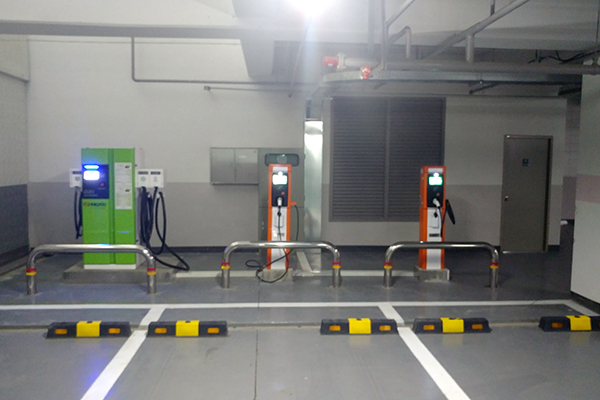 행정중심복합도시건설청이 행복도시 내 도램 5단지에 설치한 전기차 급속충전기 전경 [사진=행정중심복합도시건설청]