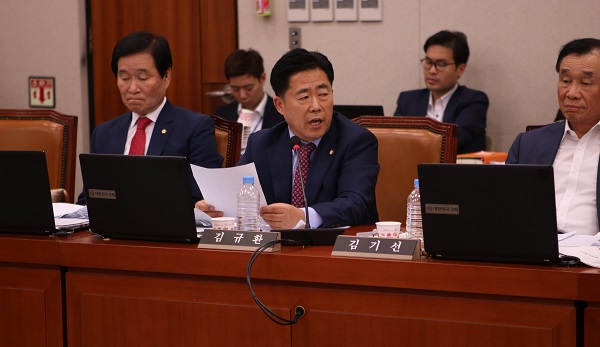 김규환 의원은 산업부가 연료전지 기업들의 잇따른 사업 철수 원인조차 모르고 있다고 질타했다. [사진=솔라투데이 탄소제로]