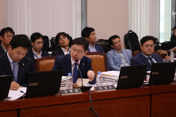 김경수 의원이 12일 열린 산업부 국정감사에서 제약비발전 정산금 누적이 곧 국민의 전기요금 부담 가중으로 이어진다고 주장했다. [사진=솔라투데이 탄소제로]
