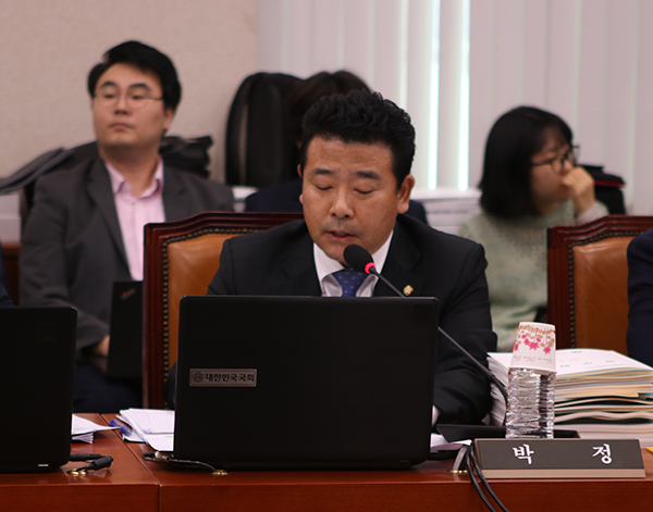 박정 의원이 지난 12일 열린 산업부 국정감사에서 알려지지 않은 원전사고가 있다고 지적했다. [사진=솔라투데이 탄소제로]