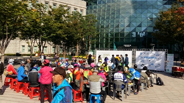17일 서울시가 미세먼지와 온실가스 감축을 위한 온실가스 및 미세먼지 저감 실천 캠페인을 개최했다. [사진=서울시]
