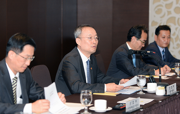 산업부 백운규 장관은 환경과 산업정책은 국민의 삶을 풍요롭게 하기 위한 것이라며 양 부처간의 협력을 강조했다. [사진=산업부]