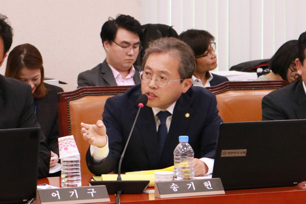 송기헌 의원이 현재 발전사들은 신재생에너지 발전소 증설보다 우드펠릿 수입 발전, 외부 REC 구매 등 꼼수로 RPS 의무량을 이행하고 있다고 지적하고 있다. [사진=송기헌 의원실]