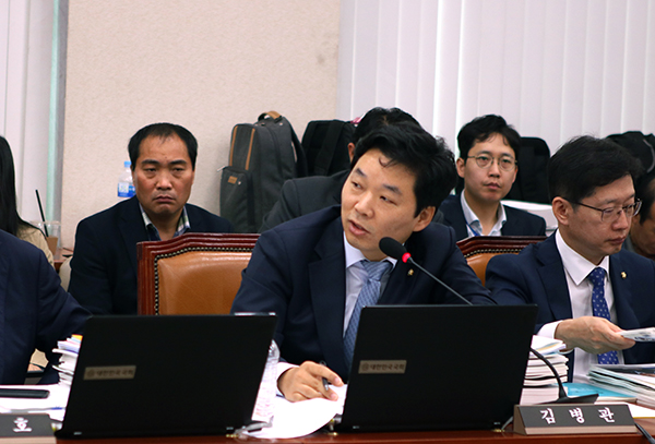 김병관 의원이 산자위 국정감사 현장에서 2025~2030년이 되면 원자력발전 단가가 태양광발전 단가보다 비싸진다는 연구결과를 발표하고 있다. [사진=솔라투데이 탄소제로]