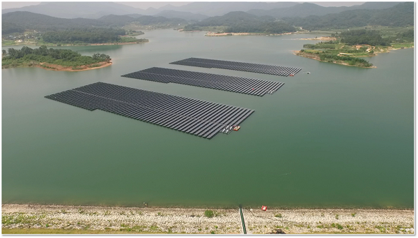 한화그룹이 2일 100MW 규모의 수상태양광발전소 건설 우선협상대상자로 선정됐다고 밝혔다. 사진은 농어촌공사의 오태저수지 수상태양광발전소 전경 [사진=한국농어촌공사]