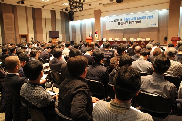 지난 3일 프레스센터에서는 기후변화센터와 CSK에너정책연구원 주최로 '신재생에너지 3020 목표 달성을 위한 바람직한 정책 방향'에 대한 세미나가 개최됐다. [사진=솔라투데이 탄소제로]