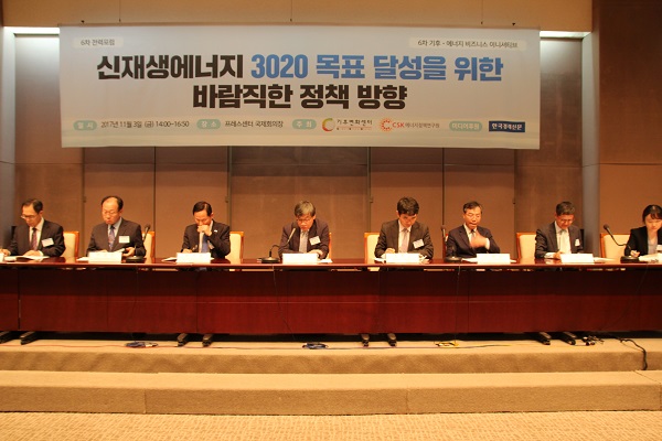 산업부 전병근 신재생에너지과장은 세미나 전 이행 계획 발표시점을 묻는 본지의 질문에 '11월 중 재생에너지 3020 이행 계획의 발표를 염두에 두고 있다'고 밝혔으며, "수용성과 기초지자체의 적극적인 참여를 위한 인센티브 제도를 안으로 갖고 있다"고 말했다. [사진=솔라투데이 탄소제로]