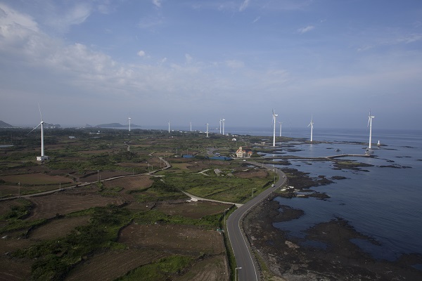 현재 355MW의 신재생발전 설비를 보유한 남부발전은 국산 풍력 100기 건설 프로젝트를 추진하고 있다. 사진은 성산풍력단지 전경 [사진=한국남부발전]