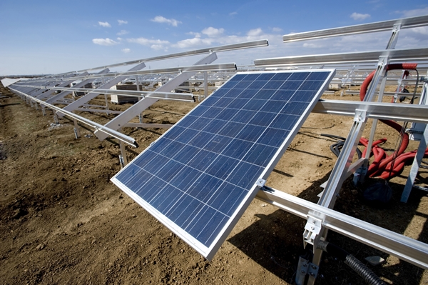 태양광설비 시공 사진[사진=dreamstime]