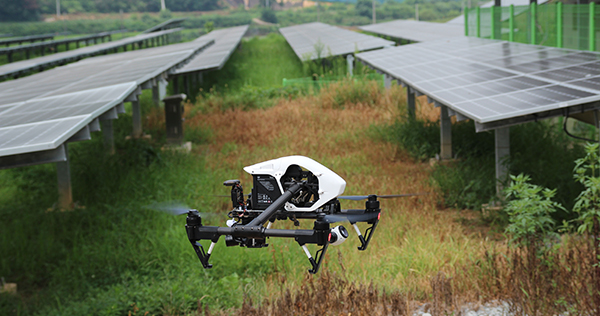 드론을 활용해 태양광발전을 모니터링 하는 O&M 사업이 확산되고 있다. [사진=솔라투데이 탄소제로]