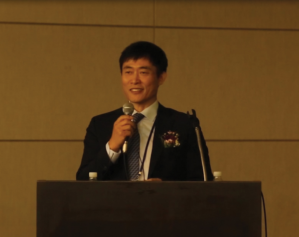 한국태양에너지학회 창립 40주년 기념대회에서 김준태 회장이 “1977년 설립 이래 에너지 분야에서 중요한 역할을 수행하고 있는 학회로 학술적 전통을 이어가게 되어 기쁘다”는 인사말을 하고 있다. [사진=한국태양에너지학회]