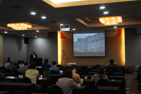 캐나다 연방에너지연구원의 조셉 에요브 연구원이 제로에너지 건물을 위한 국제협력사업의 교훈을 주제로 특별강연을 진행하고 있다. [사진=한국태양에너지학회]