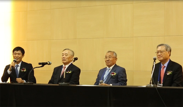 김준태 회장이 역대 회장들과 함께 창립 40주년 특별 회고 좌담회를 진행하고 있다. 사진 좌측부터 제22대 김준태 회장, 제9대 박이동 회장, 제7대 박원훈 회장, 제10대 이경희 회장 [사진=한국태양에너지학회]