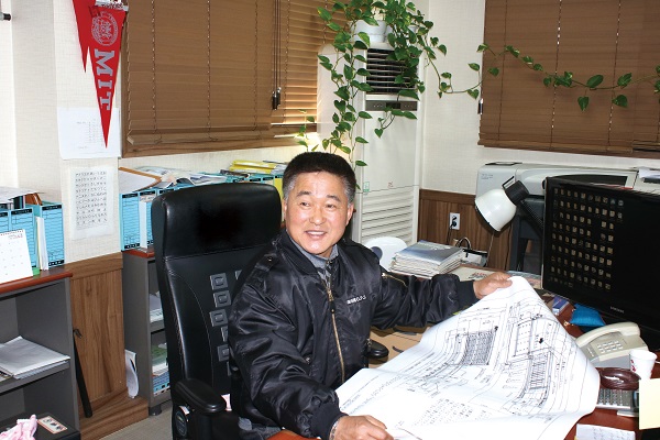 신한오프에스 장완희 대표는 "생산활동에 있어 원가절감과 품질향상을 목표로 하고 있고, 이를 위해 노력한 결과가 C형강 펀칭기 개발로 이어졌다고 밝혔다. [사진=솔라투데이 탄소제로]