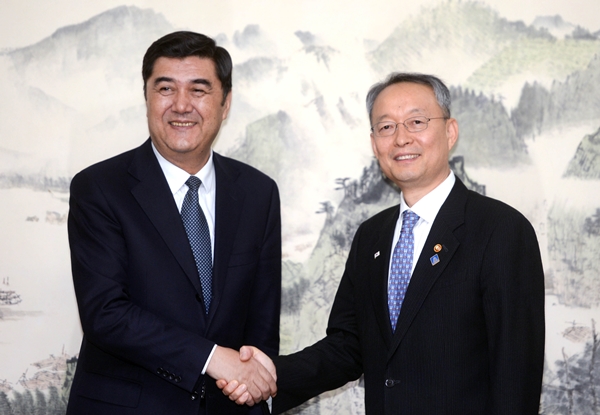 산업통상자원부 백운규 장관(오른쪽)이 중국 국가에너지국 누얼 바이커리(Nuer Baikeli) 국장과 악수하고 있다. [사진=산업통상자원부]