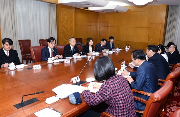 한국 산업부 관계자 및 중국 공업신식화부 관계자는 양국의 산업, 에너지, 통상 분야 협력을 논의했다. [사진=산업통상자원부]