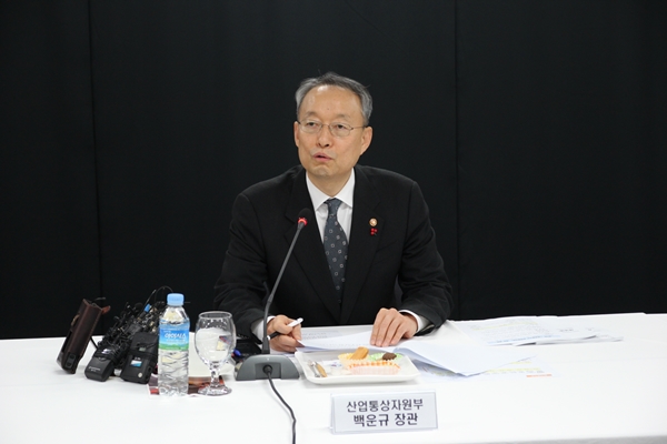 산업통상자원부 백운규 장관이 재생에너지 3020 이행계획안을 발표하고 있다. [사진=솔라투데이 탄소제로]