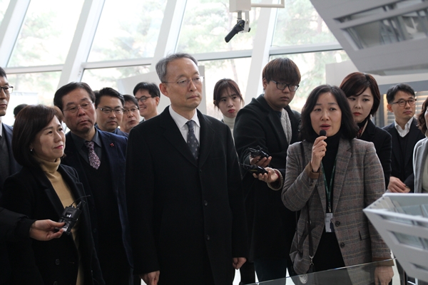 산업부 백운규 장관이 재생에너지 3020 이행계획안 발표에 앞서 대표 제로에너지건물인 서울에너지드림센터를 살펴보고 있다. [사진=솔라투데이 탄소제로]