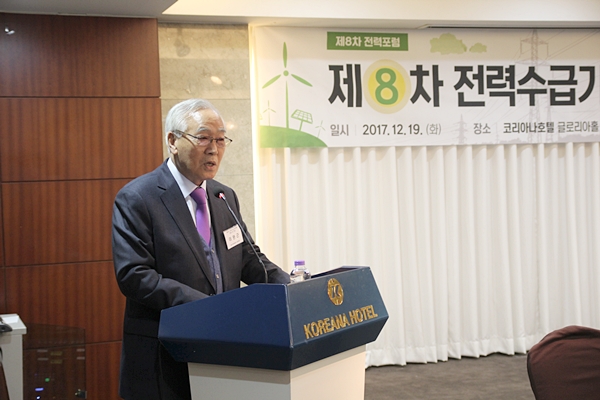 기후변화센터 공동대표인 신성이엔지 이완근 회장이 개회사를 하고 있다. [사진=솔라투데이 탄소제로]