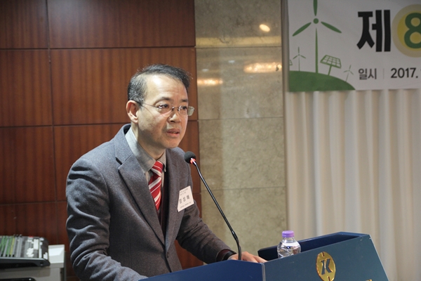전력거래소 양성배 처장이 ‘제8차 전력수급기본계획 방향 및 전망’을 주제로 발제하고 있다. [사진=솔라투데이 탄소제로]