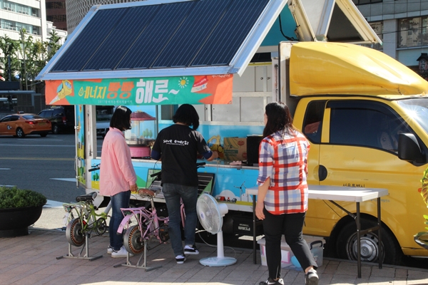 2017 서울 태양광 엑스포에 전시된 찾아가는 에너지놀이터 프로그램에서 솜사탕을 만들고 있다. [사진=솔라투데이 탄소제로]