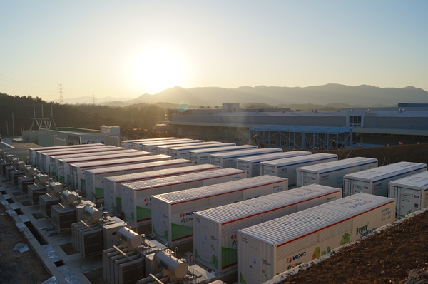 ‘재생에너지 3020 이행계획안’을 살펴보면, 분산전원 확대를 위해 필요한 전력중개시장과 ESS·연료전지 육성에 대한 내용을 확인할 수 있다. [사진=보성파워텍]