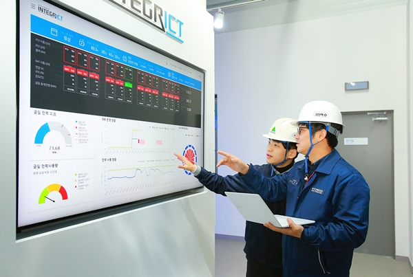 현대중공업 울산공장에 준공된 50MWh의 ESS 센터에서 관계자가 상황판을 살펴보고 있다. [사진=현대일렉트릭]