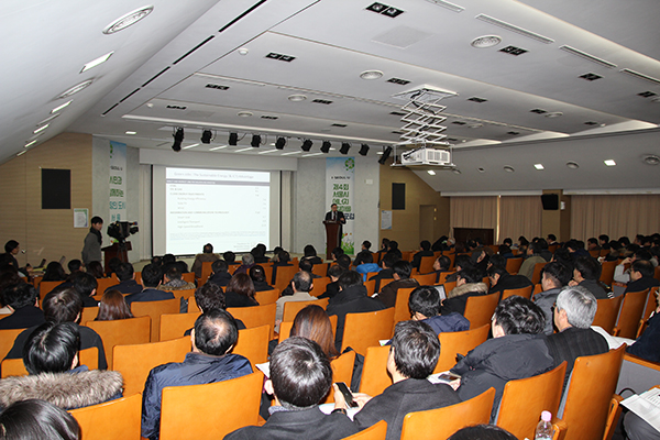 존 번 교수는 지속가능한 에너지로서의 태양광의 가치를 높게 평가하며, 농촌보다 도시가 주도해야 한다고 말헀다. [사진=솔라투데이 탄소제로]