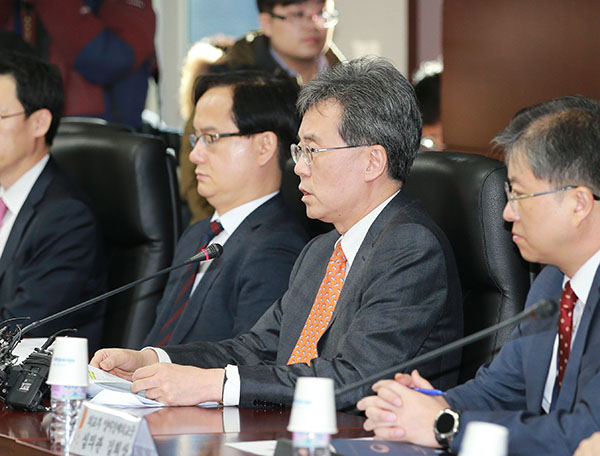 미국의 태양광 셀·모듈에 대한 세이프가드 조치에 따라 정부와 업계가 민관 합동 대책회의를 개최했다. 사진은 지난 1월 23일 한국무역보험공사 회의실에서 개최된 대책회의에서 산업통상자원부 김현종 통상교섭본부장이 발언하고 있는 모습. [사진=산업통상자원부)