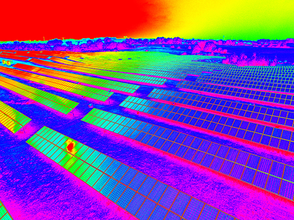 태양광발전소 주변지역에 대한 열화상 촬영 사진 [사진=dreamstime]