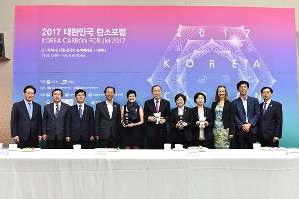 반기문 전 UN사무총장, 김은경 환경부장관, 조엘 이보넷 주한 EU 대사 등이 참여한 2017 대한민국탄소포럼은 기념촬영 장면. 사진 좌측 두번째 안병헌 원장이 포즈를 취하고 있다. [사진=기후변화연구원]