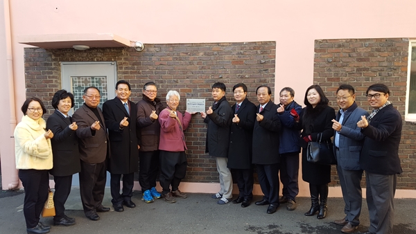 수원시 염태영 시장을 비롯해 수원나눔햇빛발전소 기증식에 참석한 관계자들이 기념 촬영을 하고 있다. [사진=수원시청]