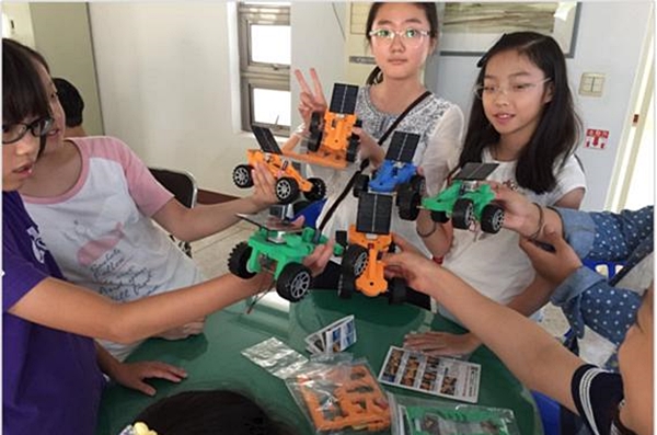 태양광 자동차 만들기를 하고 있는 학생들 [사진=서울시청]