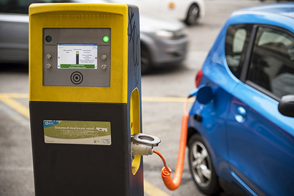 전기차 배터리 분야 대표 업체인 LG화학이 인도 마힌드라 그룹과 리튬이온 배터리 기술 협력을 맺었다. [사진=dreamstime]