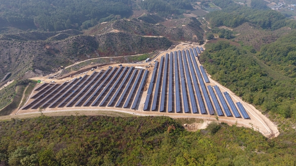 제천에 설치된 2MW 규모의 태양광발전소 전경 [사진=동서메탈]