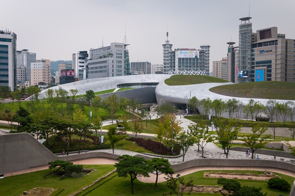 동대문디자인플라자에 시범 적용된 비제이파워의 태양광지붕재 [사진=비제이파워]