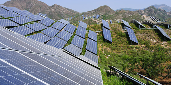 다양한 용량의 태양광 인버터 제품이 시장에 유통 판매되고 있다. 다양한 제품의 등장으로 발전 사업자들의 선택의 폭은 더욱 넓어지고 있다. [사진=dreamstime]